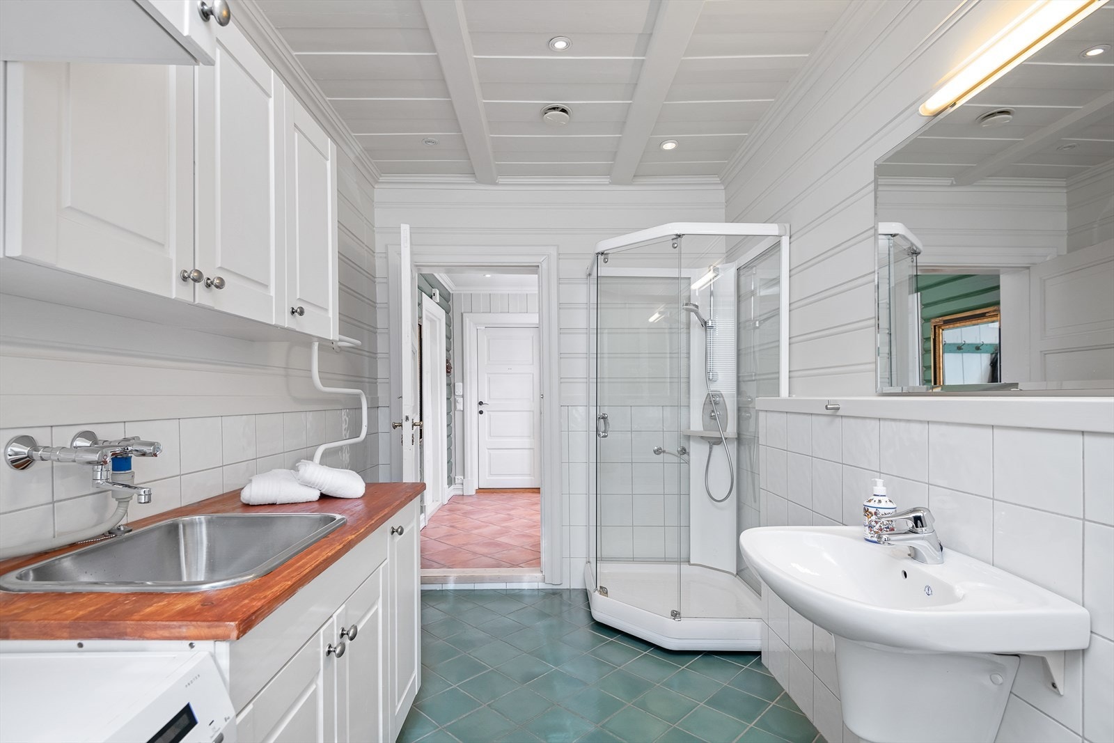 Badet har adkomst fra entréen, og er utstyrt med vaskerominnredning i tillegg til annen nødvendig garnityr Galleribilde