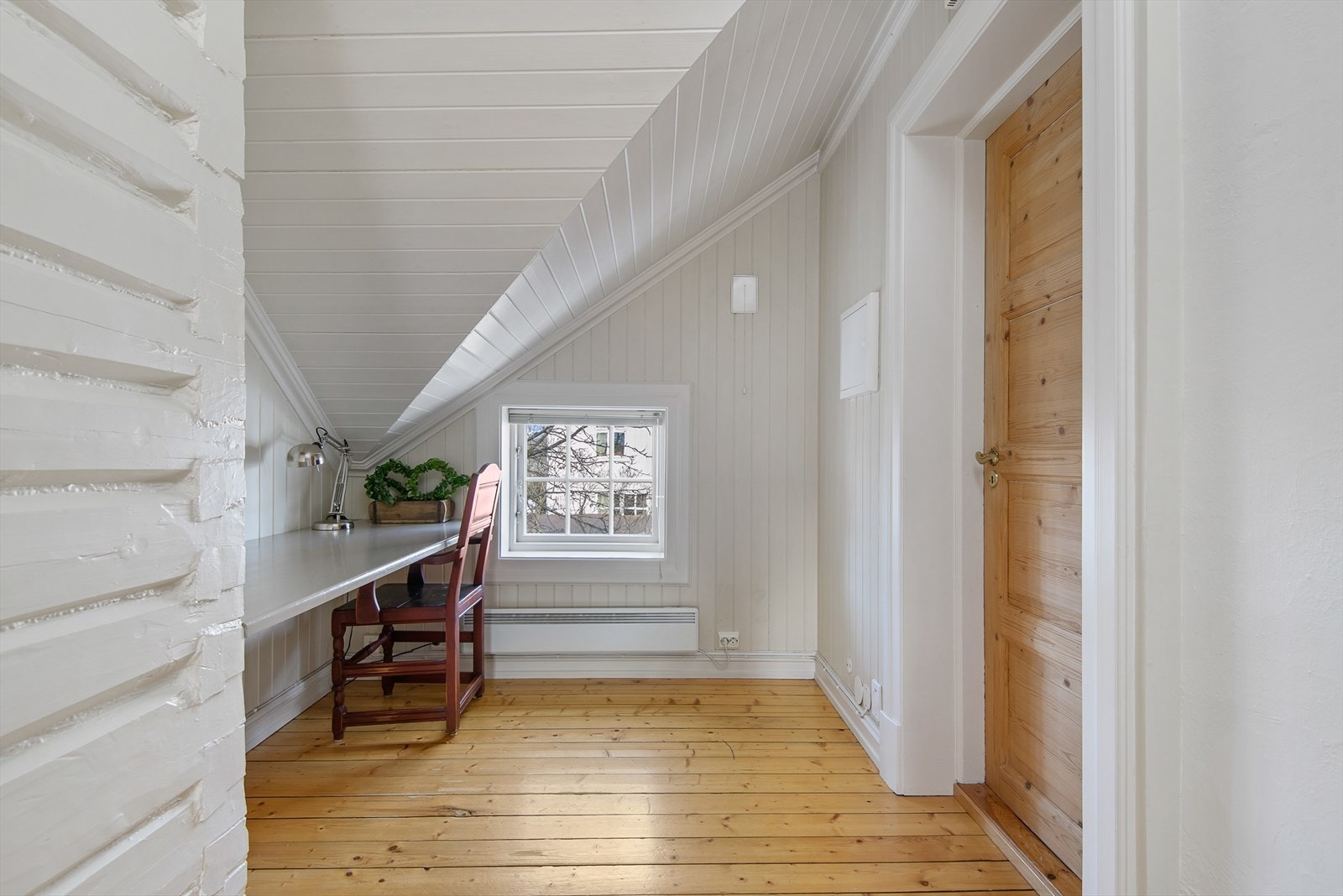 Trappegang i 2.Etasje, innredet med liten hjemmekontorløsning Galleribilde