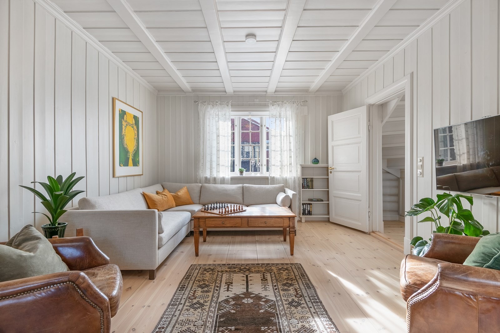 Romslig todelt stue på hovedplanet Galleribilde