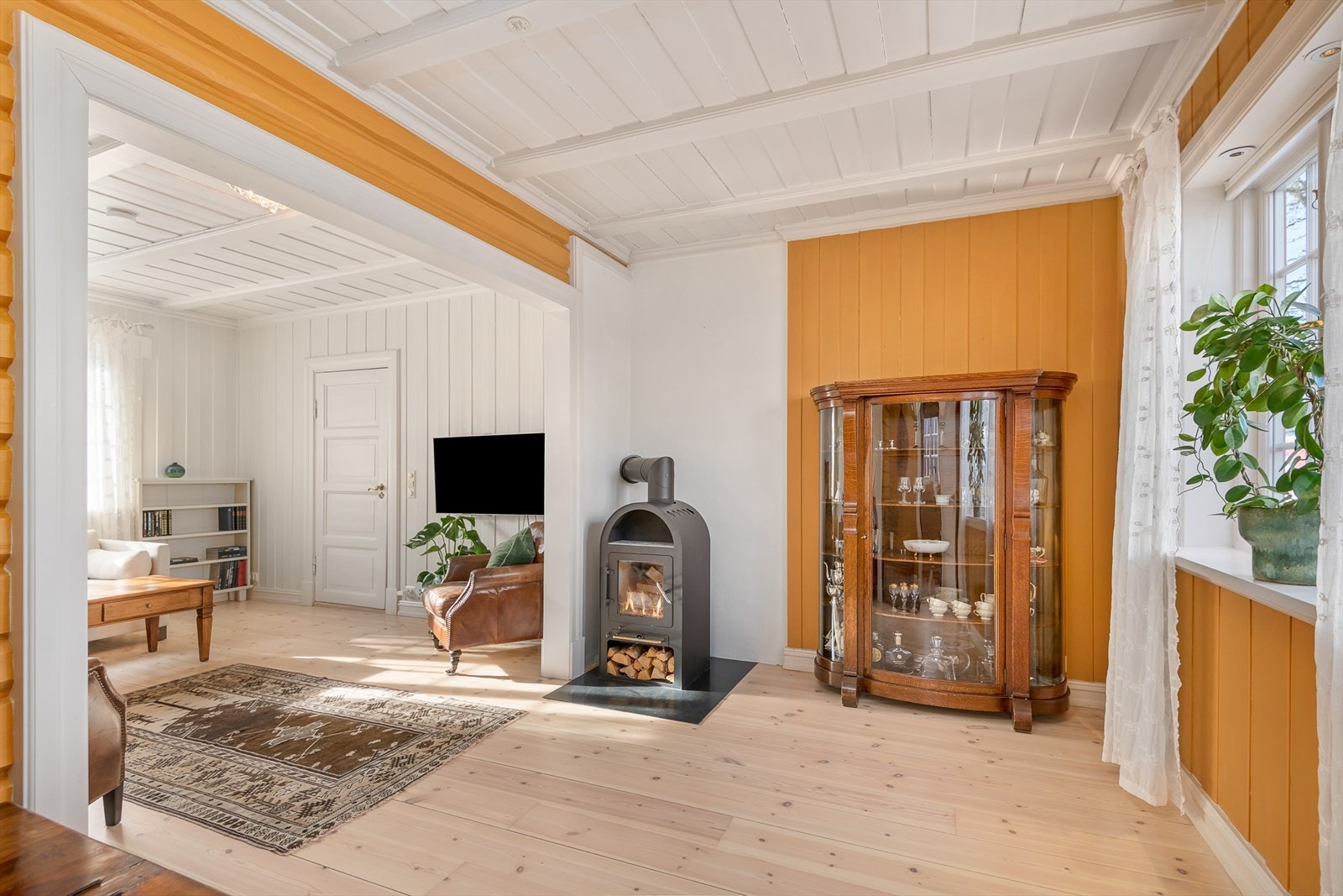 Ifra stuen er det adkomst til trappegang og videre til kjøkkenet Galleribilde