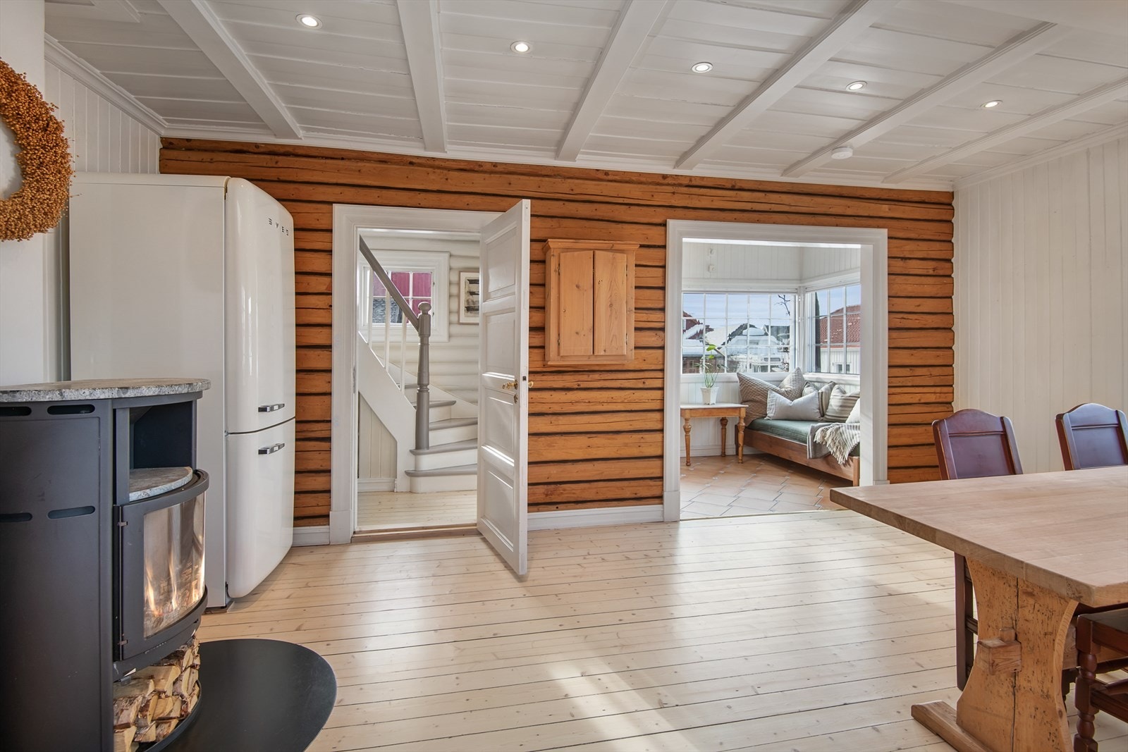 På kjøkkenet er det også peisovn Galleribilde