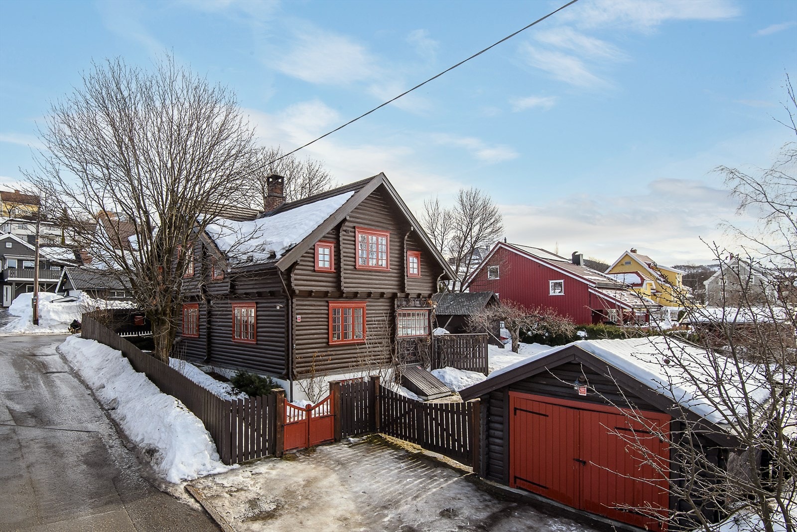 En meget flott tømmervilla med romslig hage, sentralt beliggende i Lillehammer Galleribilde