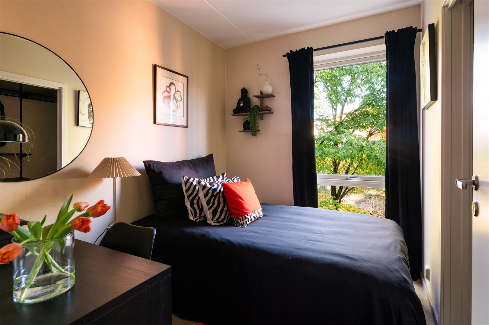 Leiligheten har i tillegg to fleksible soverom som egner seg utmerket som gjesterom, barnerom eller hjemmekontor - alt etter behov. Galleribilde