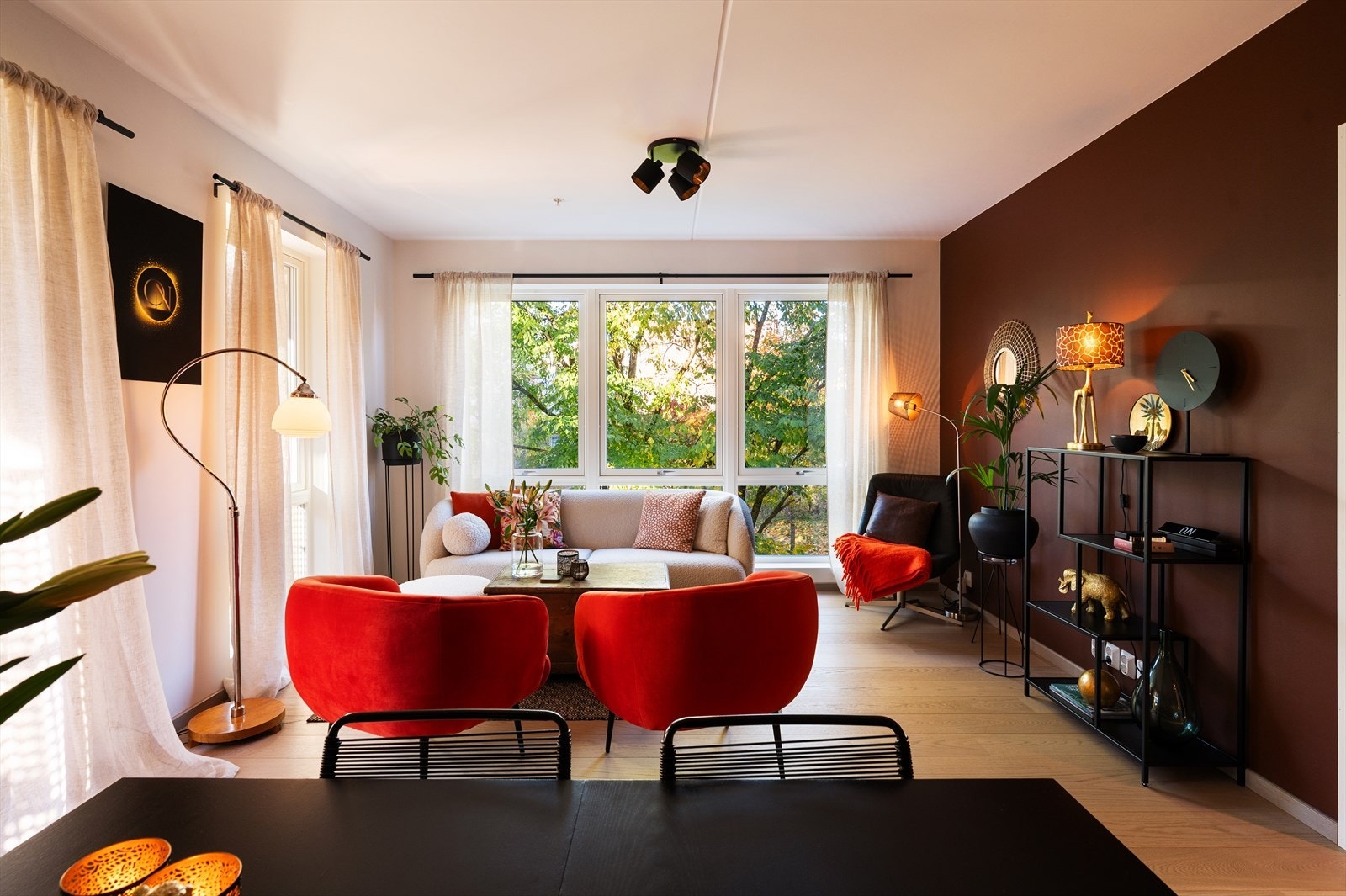 Stuen er romslig og har god plass til sofaseksjon og øvrig møblement. Galleribilde