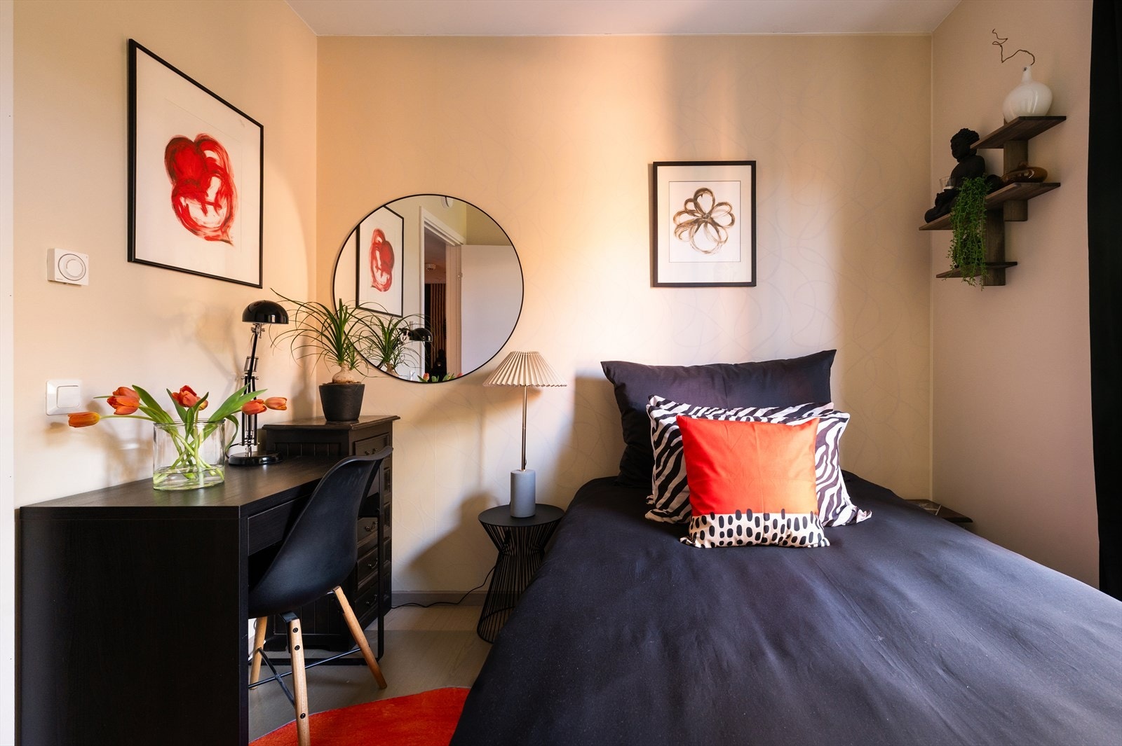 Ellers har rommet også plass til kontorpult. Galleribilde