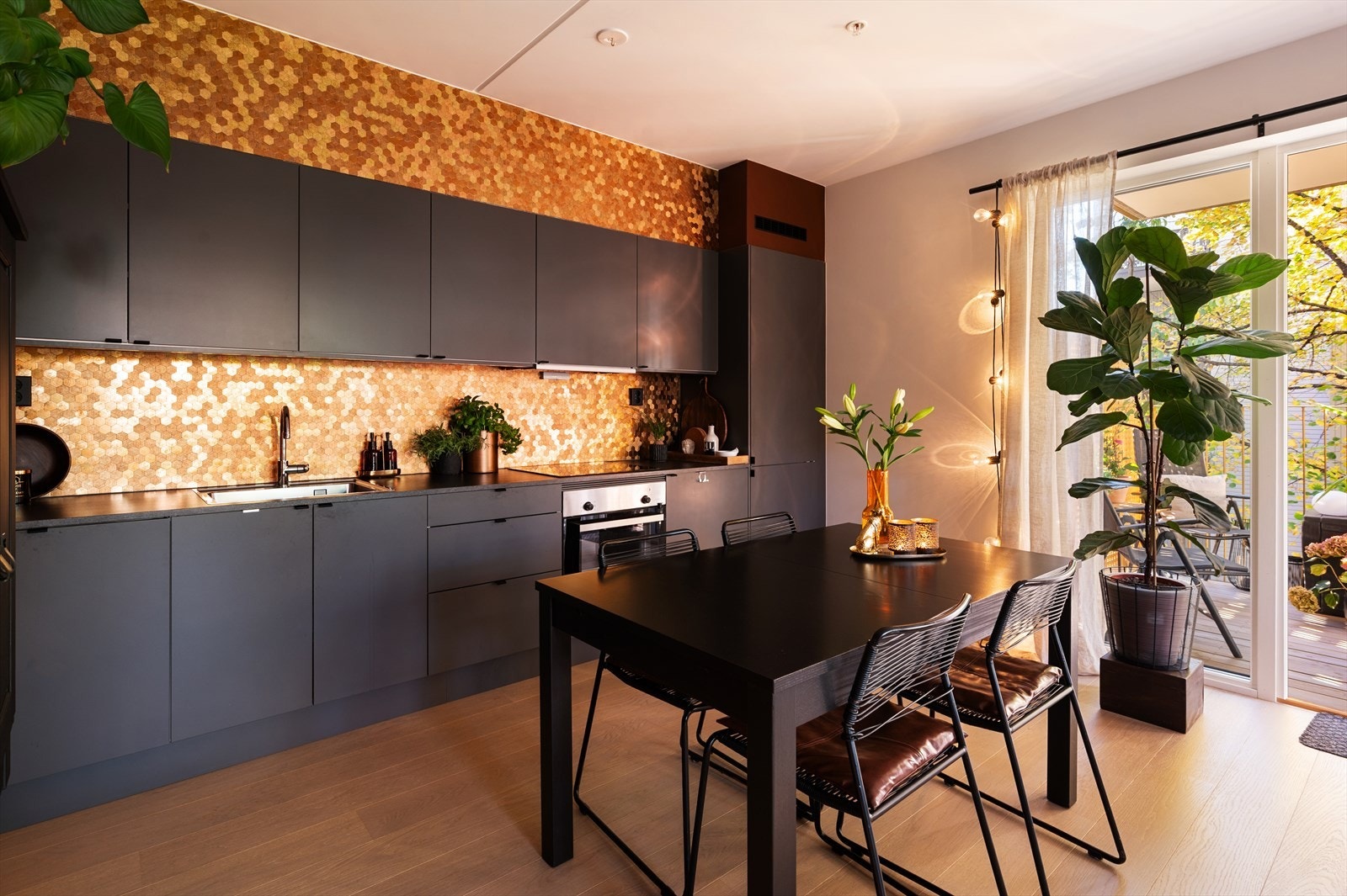 Pent kjøkken fra Sigdal med svært god skap- og benkeplass, samt integrerte hvitevarer fra Siemens. Galleribilde