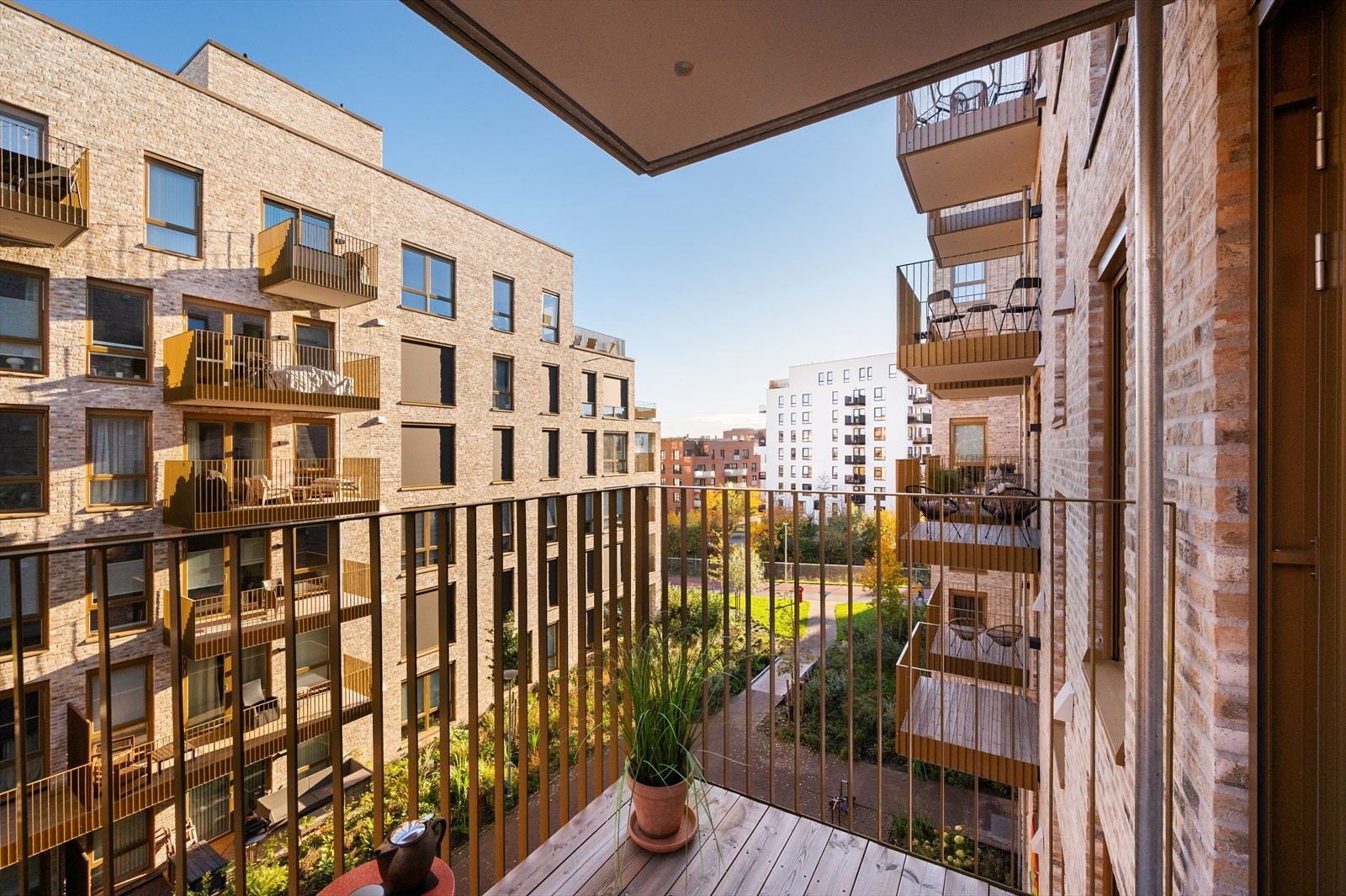 Balkongen er på 4,3 kvm og har impregnerte terrassebord på gulvet. Galleribilde