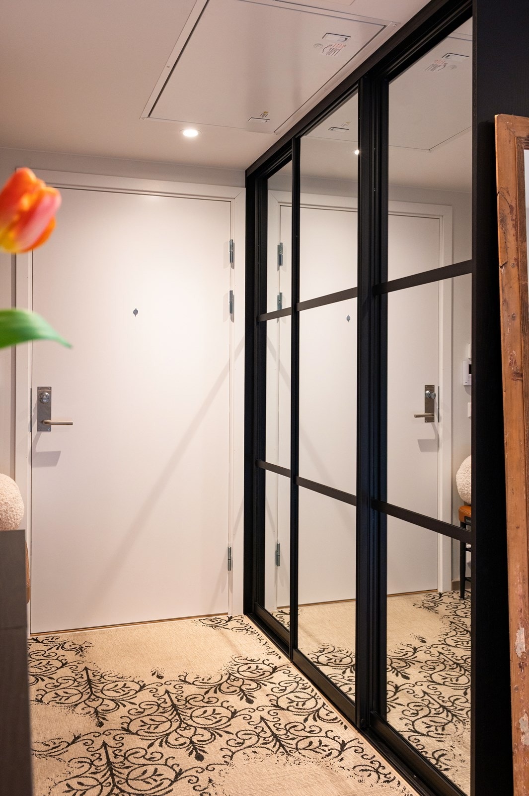 Stor skyvedørsgarderobe med speilfront gir godt med oppbevaringsplass. Videre er det rom for skoskap, kommode m.m. Galleribilde