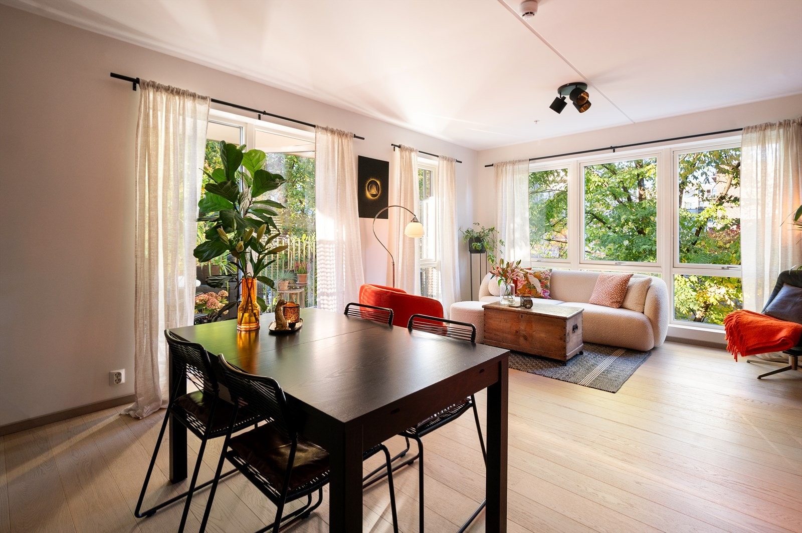 Fantastisk hjørnestue med store vindusflater i flere himmelretninger, som gir rikelig med naturlig lys. Galleribilde