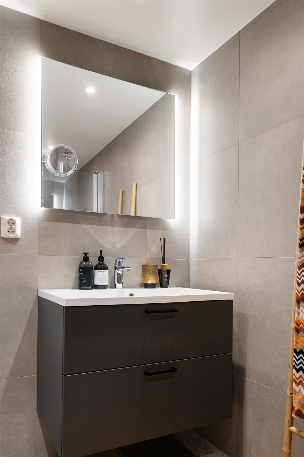 Opplegg for vaskemaskin og tørketrommel. Flislagt gulv med varme, flislagte vegger og himling med downlights. Galleribilde