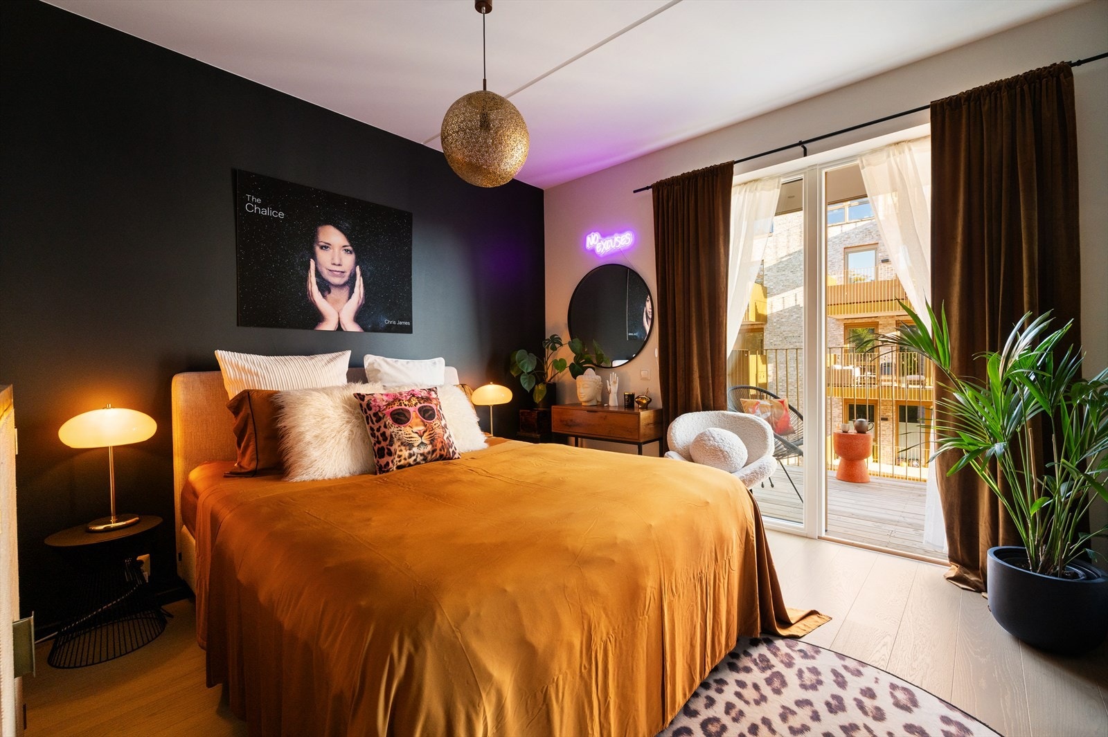 Romslig og innbydende hovedsoverom med god plass til dobbeltseng, nattbord og kontorpult. Galleribilde