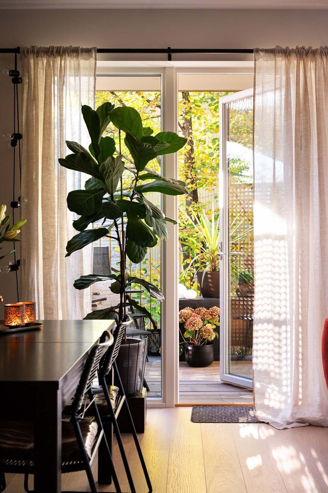 Hyggelig utgang til balkong. Galleribilde