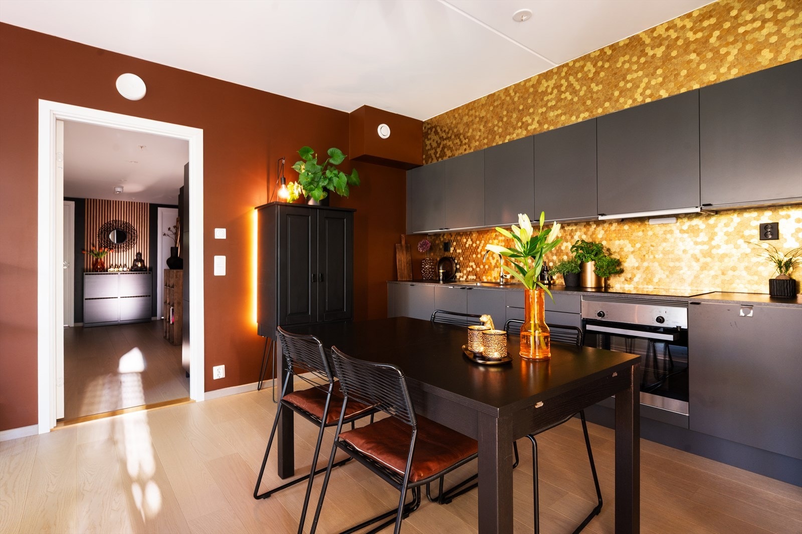 I tilknytning kjøkkenet er det også rom for et større spisebord for hyggelige middagsselskaper Galleribilde