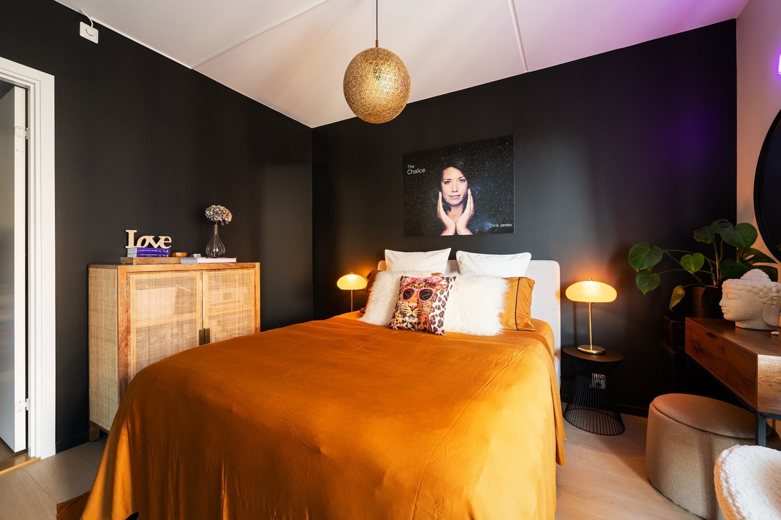 Rommet er malt i en mørk og behagelig fargetone. Galleribilde