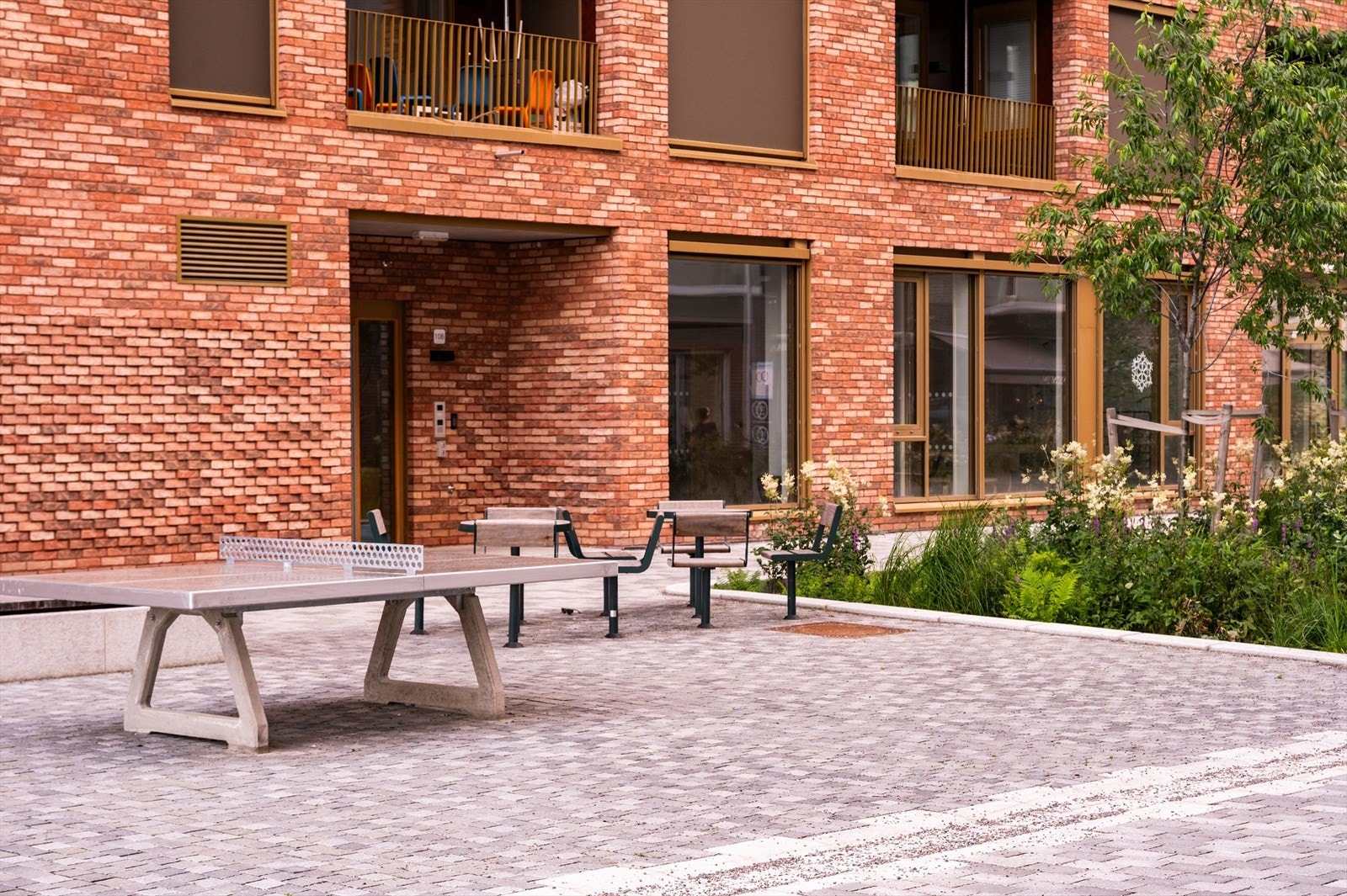 Rundt Gregers Kvartal er det også pent opparbeidet med sittegrupper og beplantning. Galleribilde