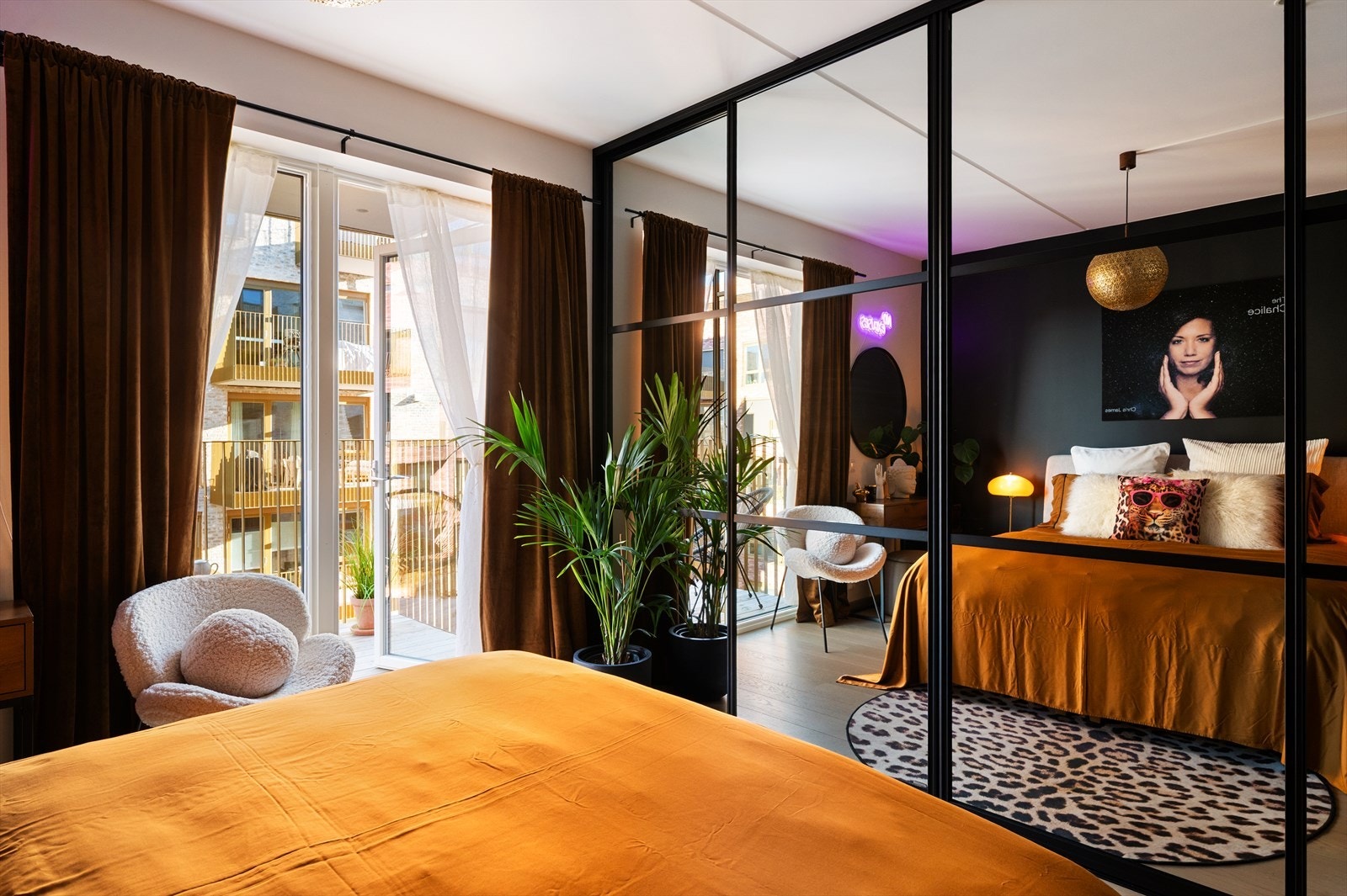 Rommet har en stor garderobeløsning med speilfronter, som gir rikelig med oppbevaringsplass. Galleribilde