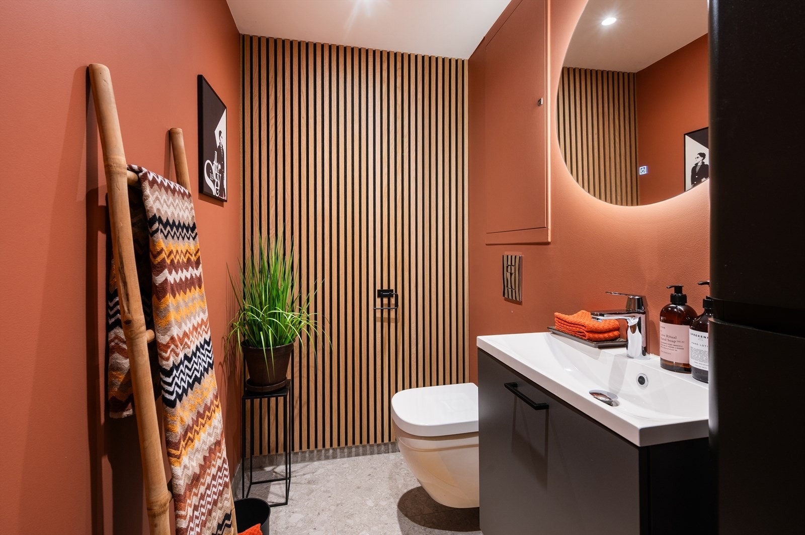 Pent bad med flislagt gulv med varme, malte vegger og moderne speilvegg. Galleribilde