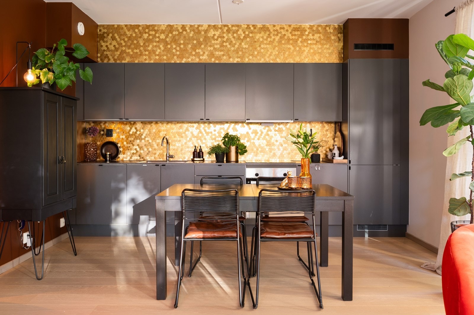 Kjøkkenet har integrerte og medfølgende hvitevarer i form av komfyr, koketopp, vaskemaskin, kjøl-/ og fryseskap. Galleribilde