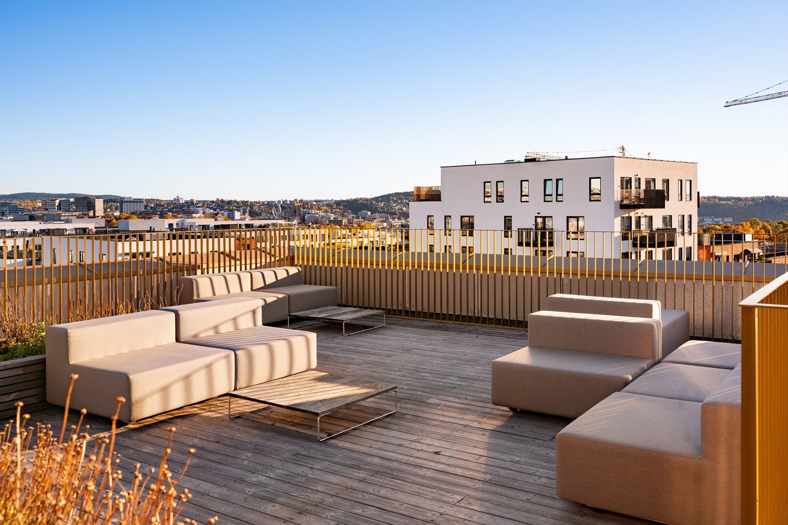 Felles takterrasse har også flere sittesoner med både lounge- og spisebord. Galleribilde