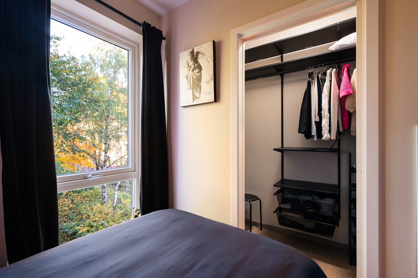 Plass til dobbeltseng og nattbord. Rommet er inngang til bod innredet til walk-in closet. Galleribilde