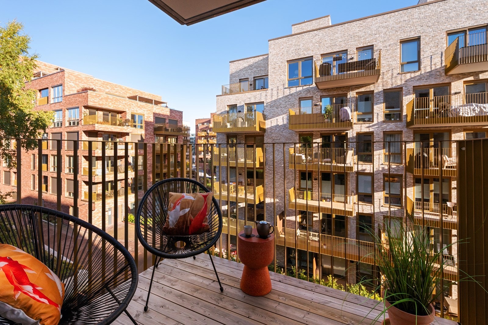 Fra soverommet er det direkte utgang til balkong, som gir gode luftemuligheter. Galleribilde