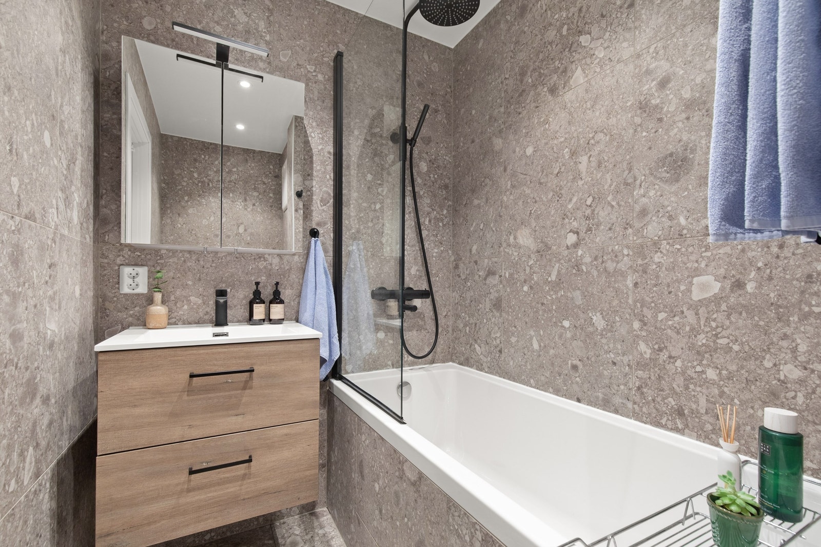 Badet ble totalrenovert i 2021 og er elegant utført med fliser på vegger og gulv. Galleribilde