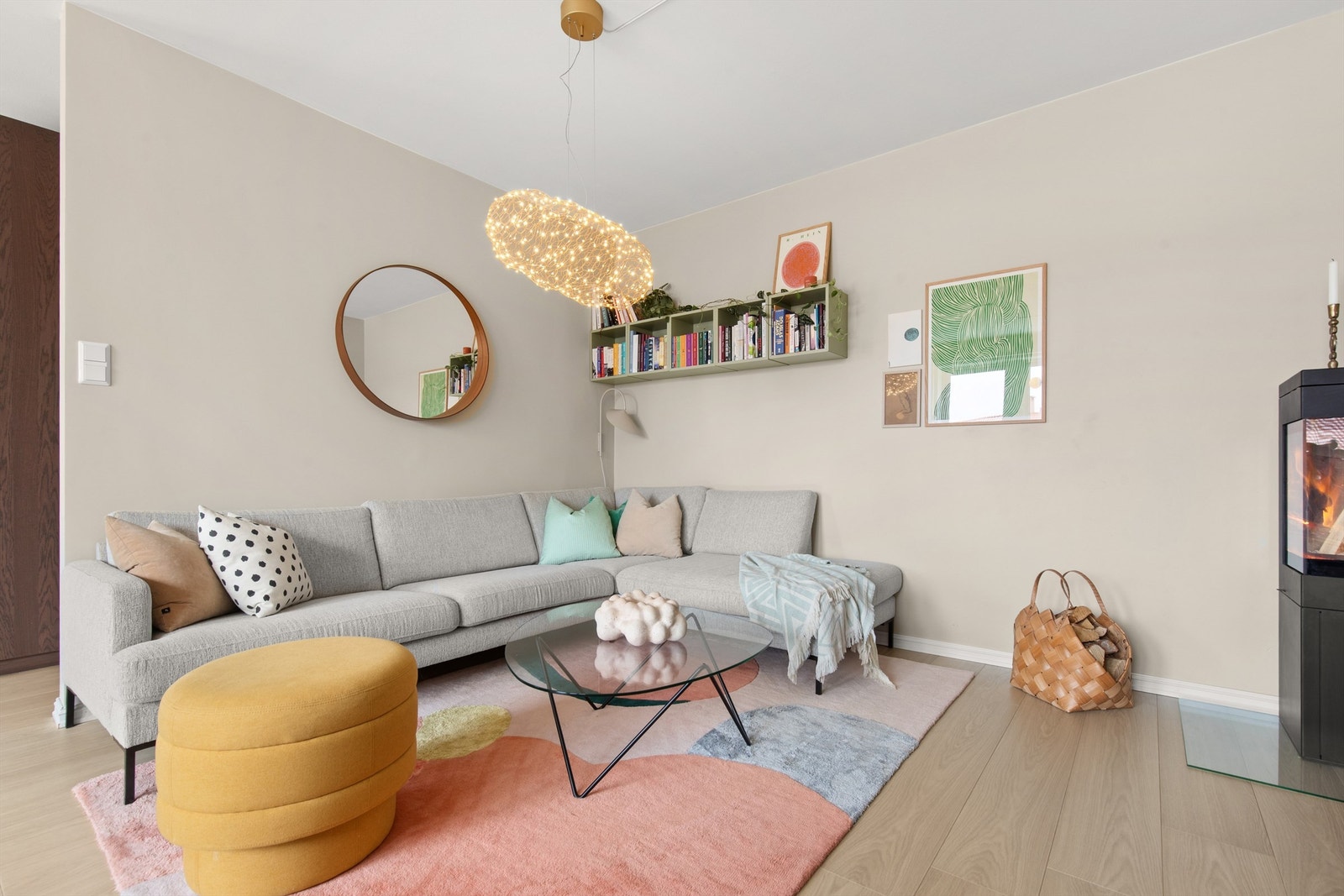 Stuen er av god størrelse med plass til sofa, salongbord og TV-seksjon. Galleribilde