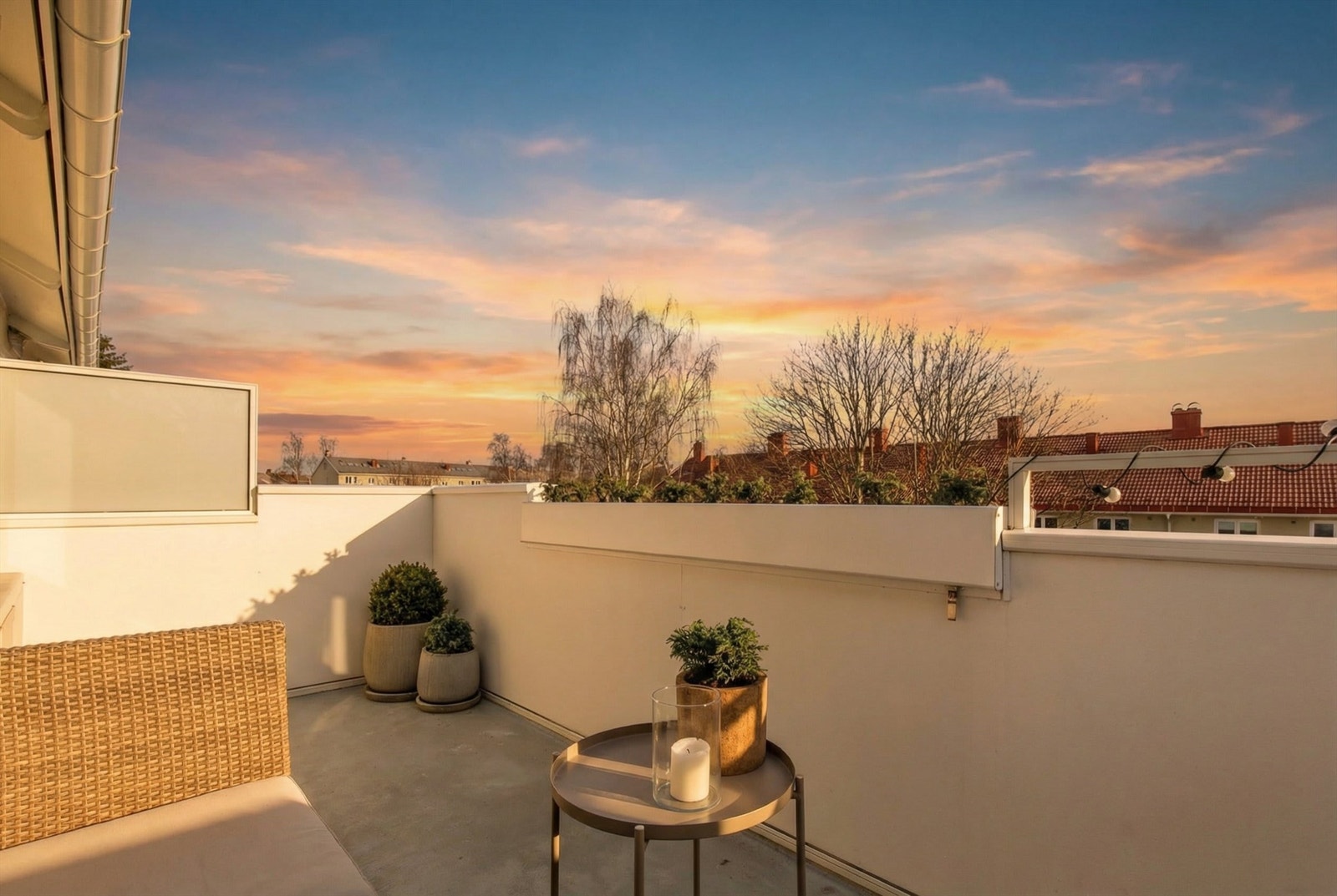 Balkongen er en fin forlengelse av stuen, og er en herlig plass å nyte årets varmere dager. Galleribilde