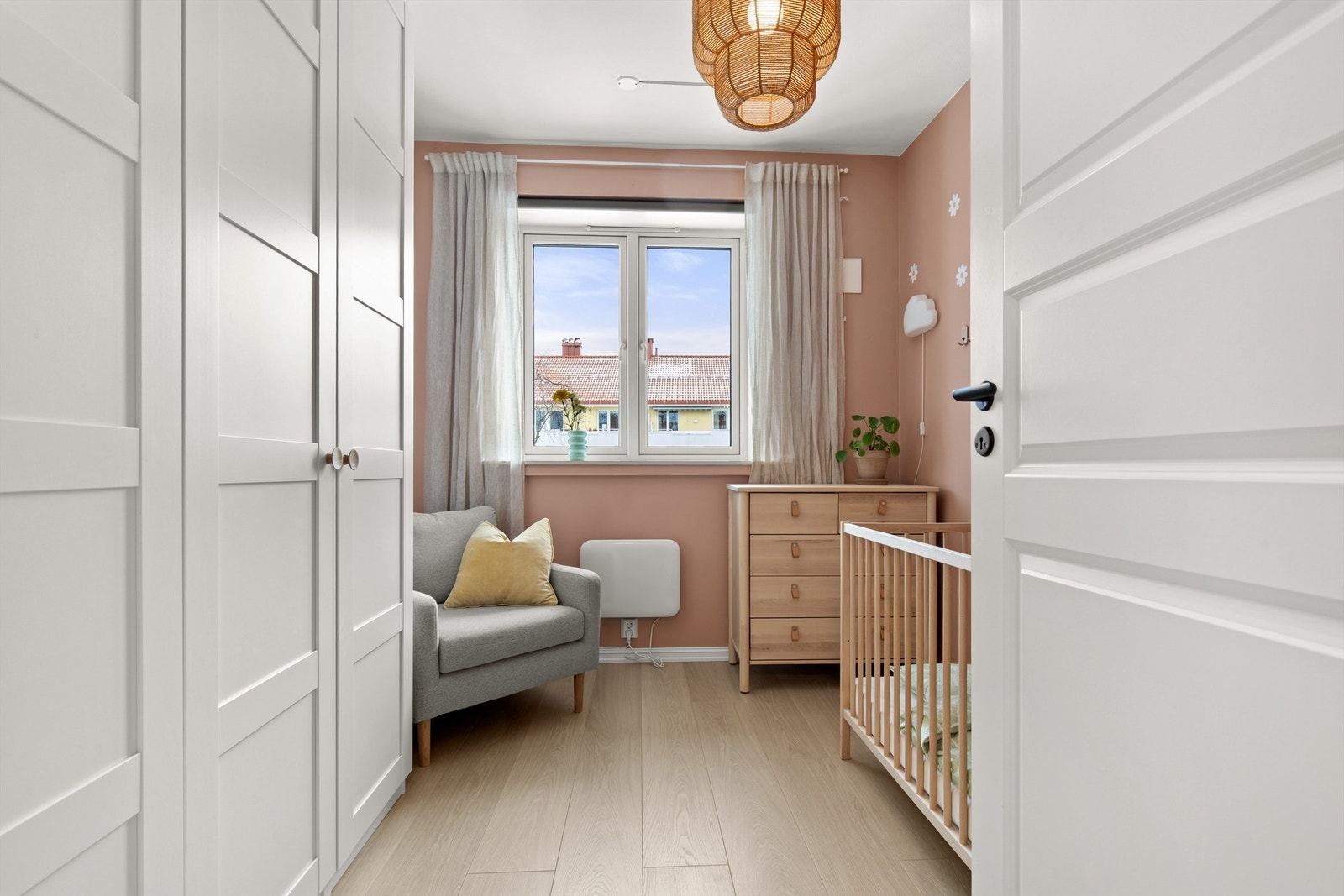 Boligens andre soverom er av god størrelse og er perfekt som barnerom, gjesterom eller kontor. Galleribilde