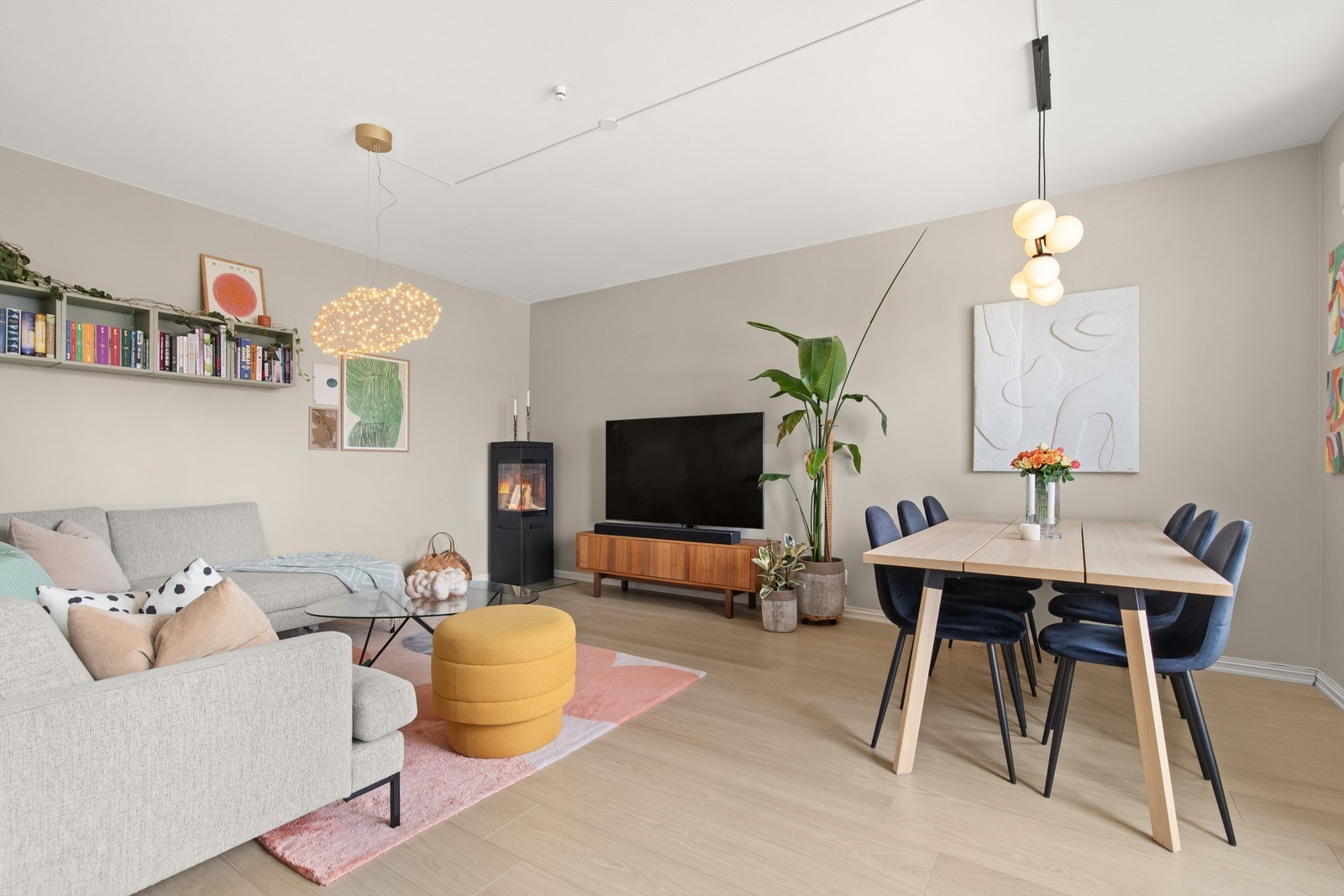 Det er naturlig å møblere med et spisebord i overgang mellom stue og kjøkken. Galleribilde