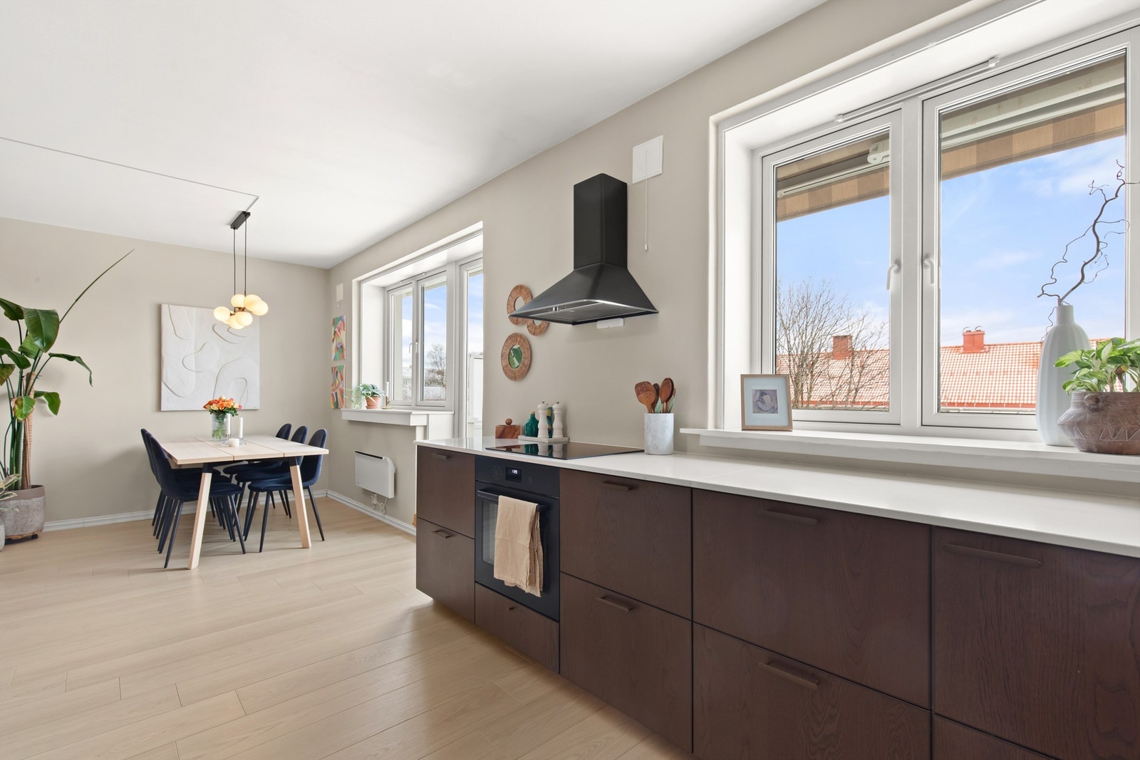 Kjøkkenet er velutstyrt med funksjonelle detaljer og moderne hvitevarer. Galleribilde