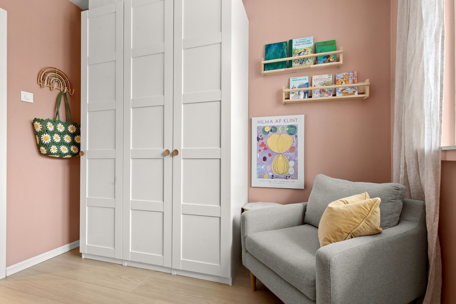 Også her er det rikelig med oppbevaringsplass i et romslig garderobeskap. Galleribilde