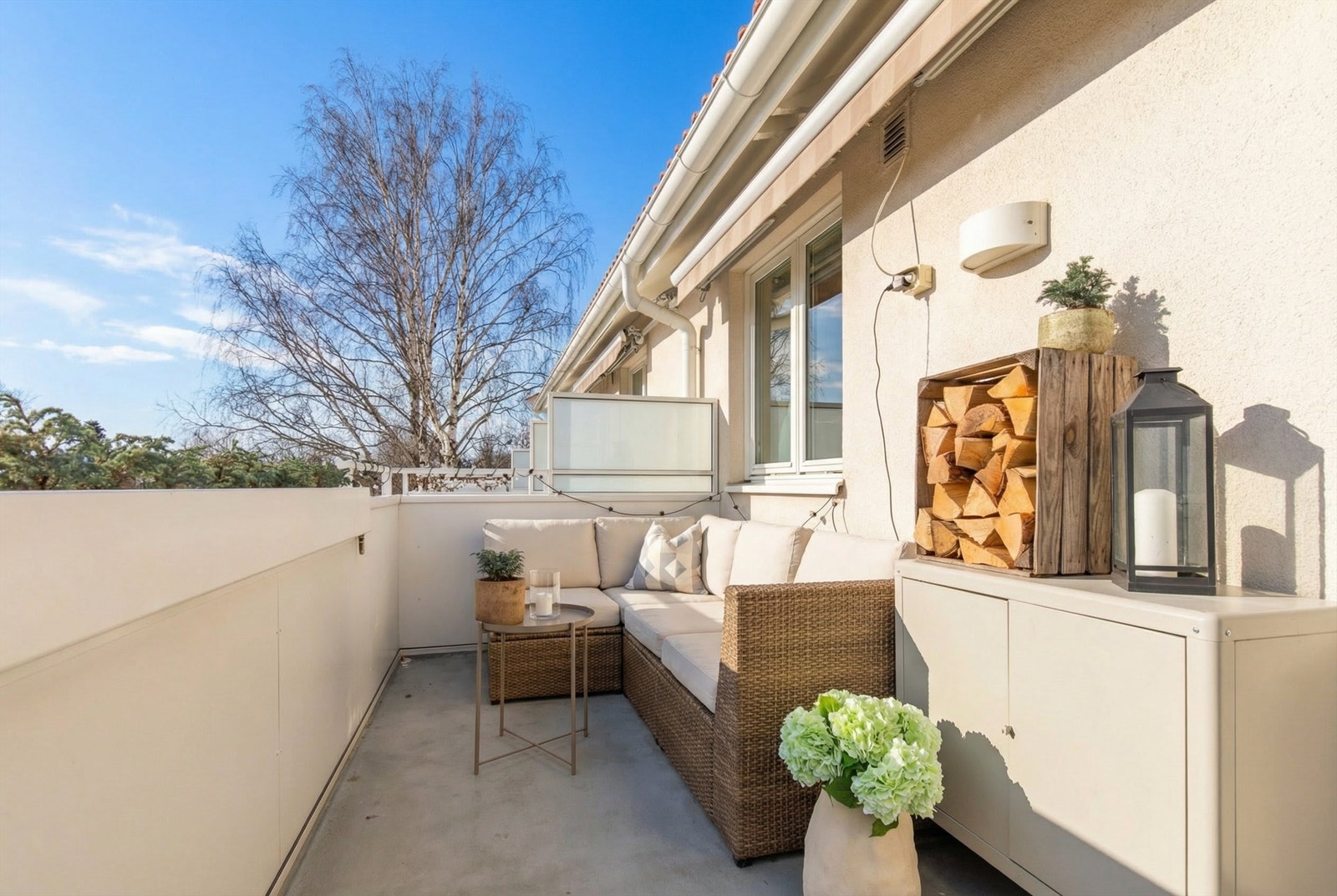 Balkongen er av god størrelse og har plass til ønsket utemøblement. Galleribilde