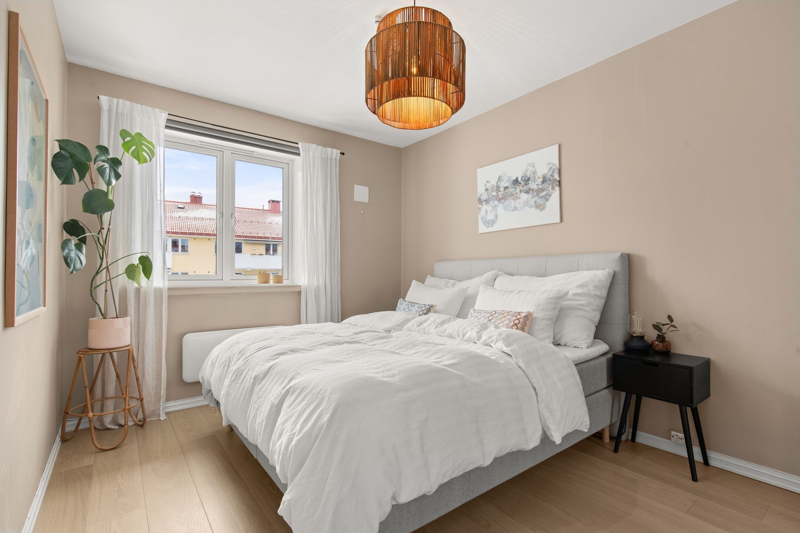 Hovedsoverommet er av god størrelse og har plass til dobbeltseng og tilhørende nattbord. Galleribilde