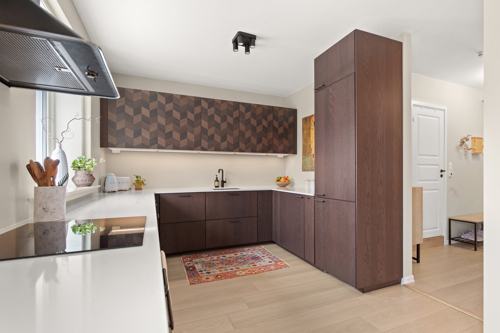 Hvitevarene er sømløst integrert og består av stekeovn, platetopp, oppvaskmaskin og kjøleskap med frys. Vaskemaskin på kjøkken. Galleribilde