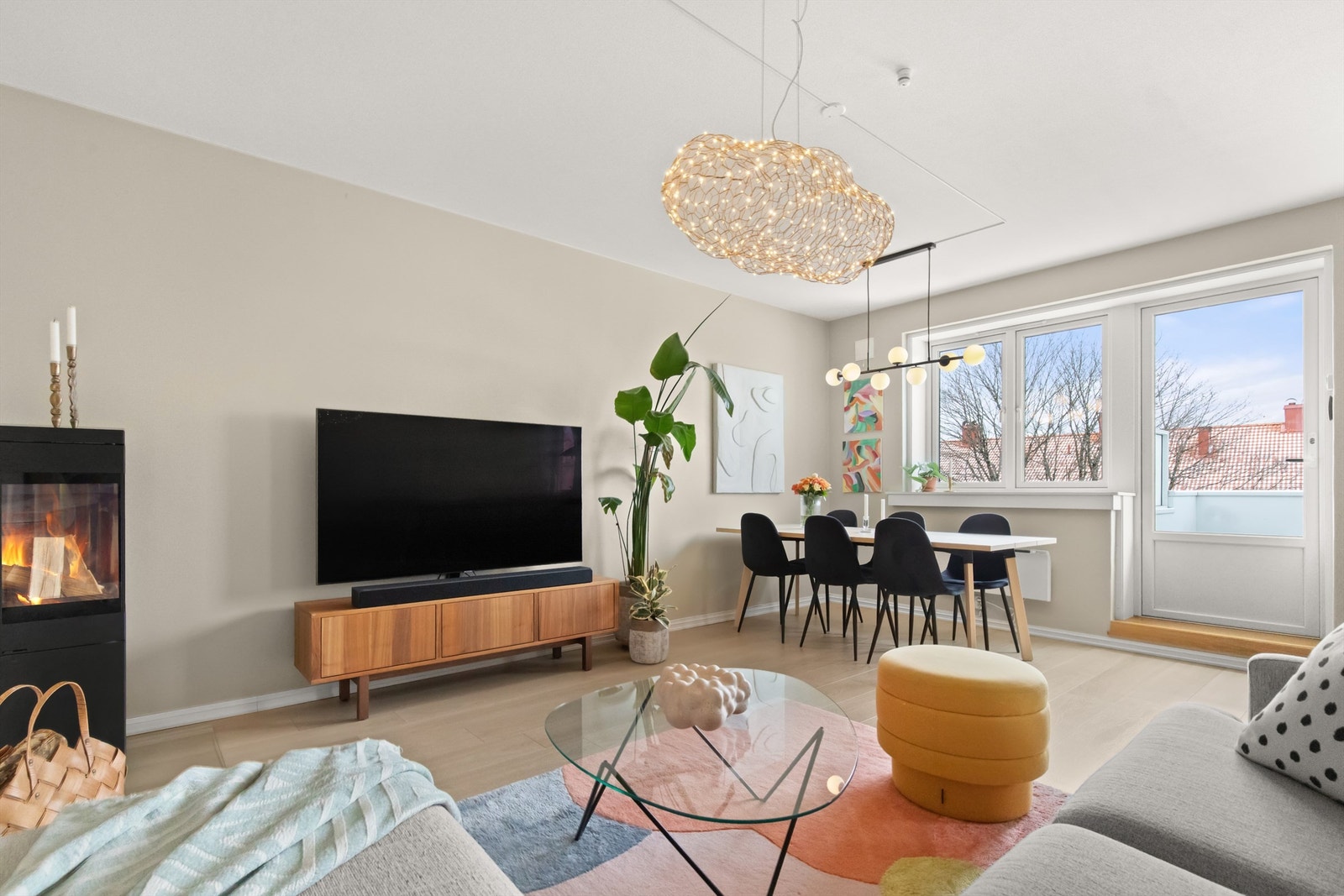 Leiligheten har rikt lysinnslipp fra store vindusflater, som skaper en åpen og luftig romfølelse. Galleribilde