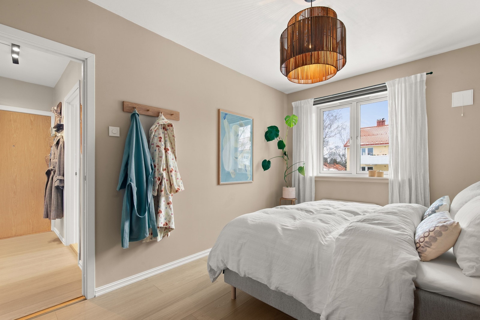 Rommet er som resten av boligen holdt i nøytrale nyanser som komplimenteres av rikelig lysinnslipp. Galleribilde