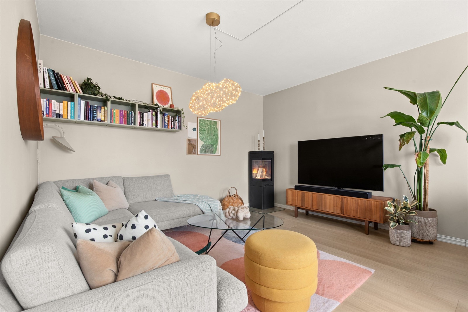 Rommet er som resten av boligen holdt i nøytrale og tidløse nyanser. Galleribilde