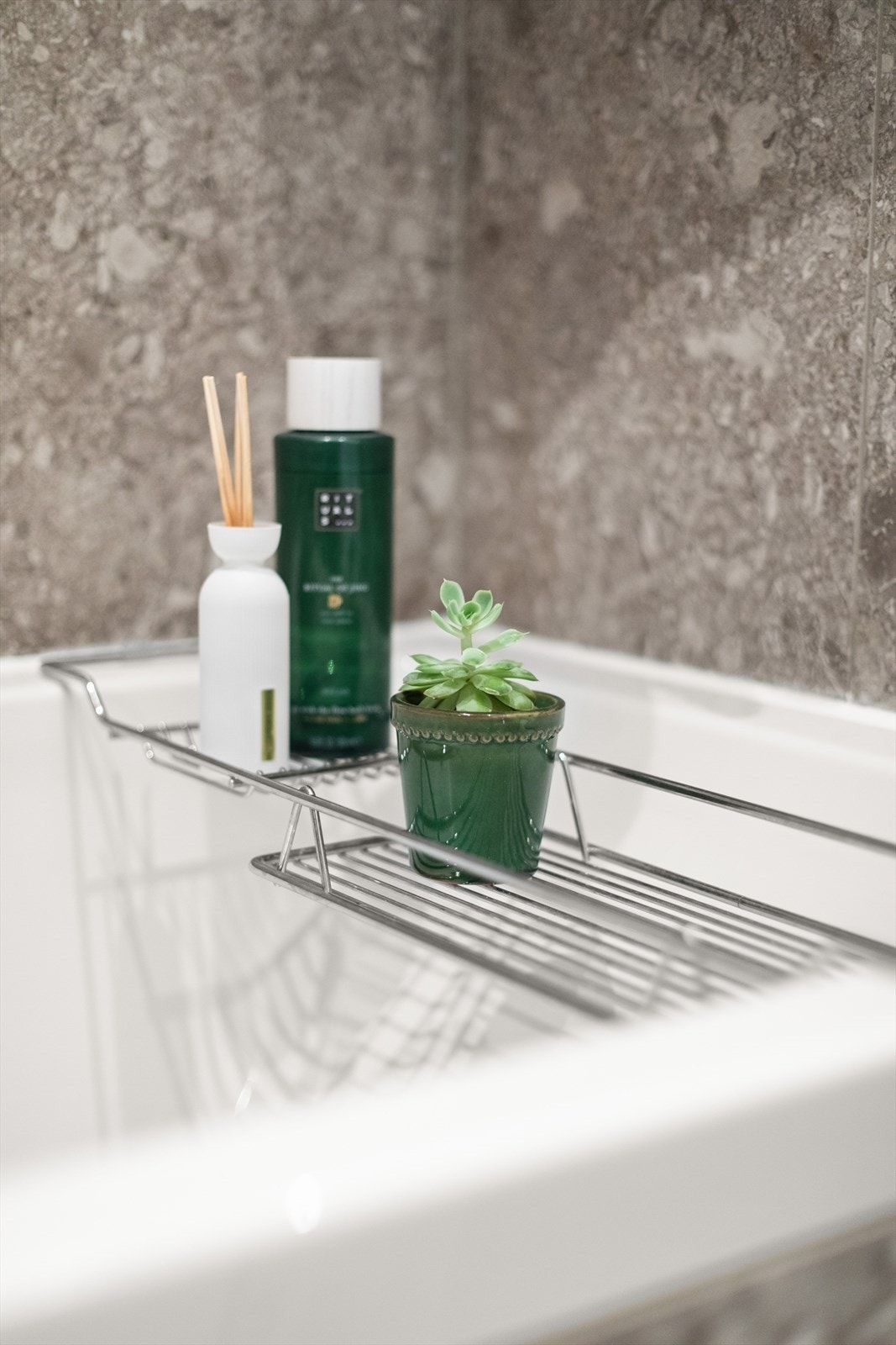 For ekstra komfort er det et badekar med glassvegg. Ventilasjon skjer via en lufteluke. Galleribilde