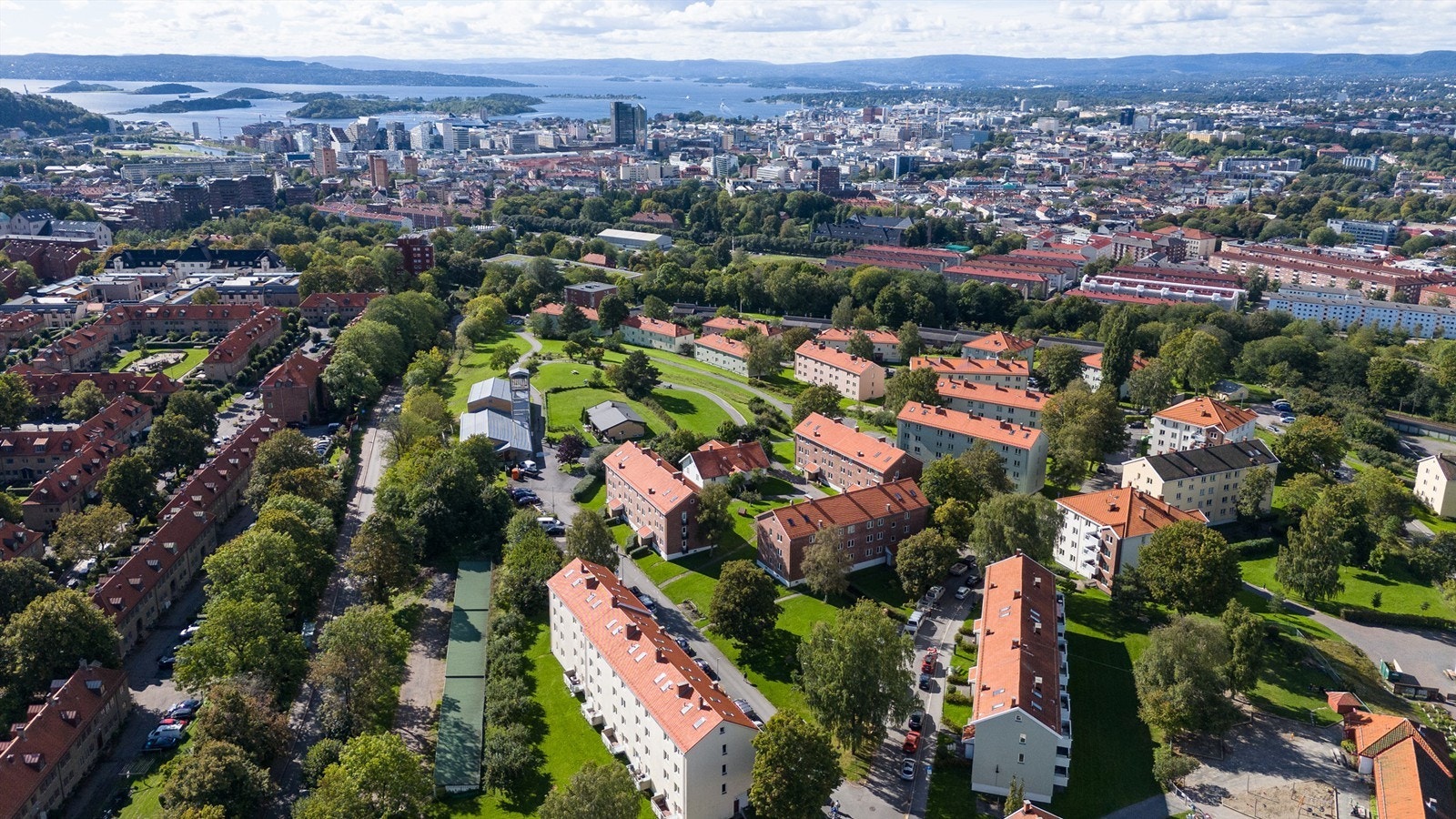 På Keyserløkka vil du bo i grønne og barnevennlige omgivelser med lekeplasser og butikk i nærmiljøet. Borettslaget består av 195 andelsleiligheter av ulike størrelser. Galleribilde