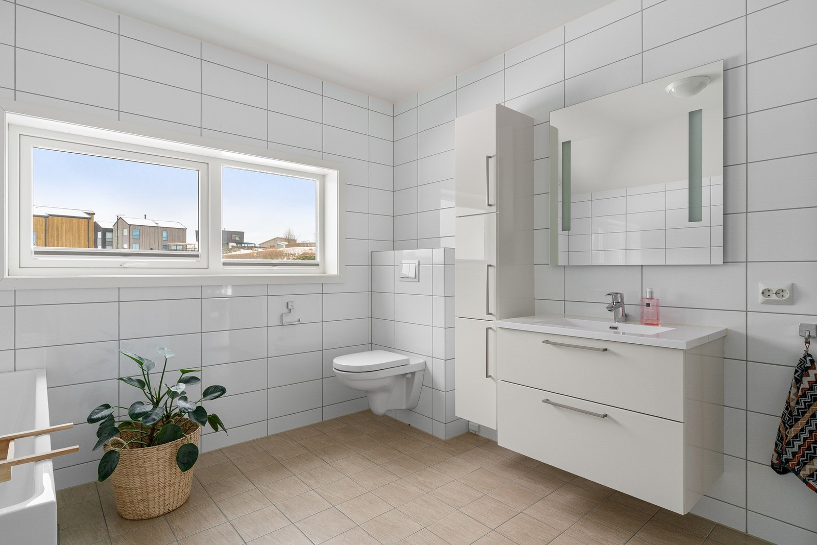 Badet i 2. etasjen fremstår som funksjonelt og innbydende. Galleribilde