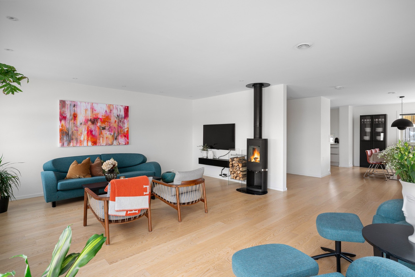 I stuen har man også en peis som skaper en lun atmosfære på kalde vinterkvelder. Galleribilde
