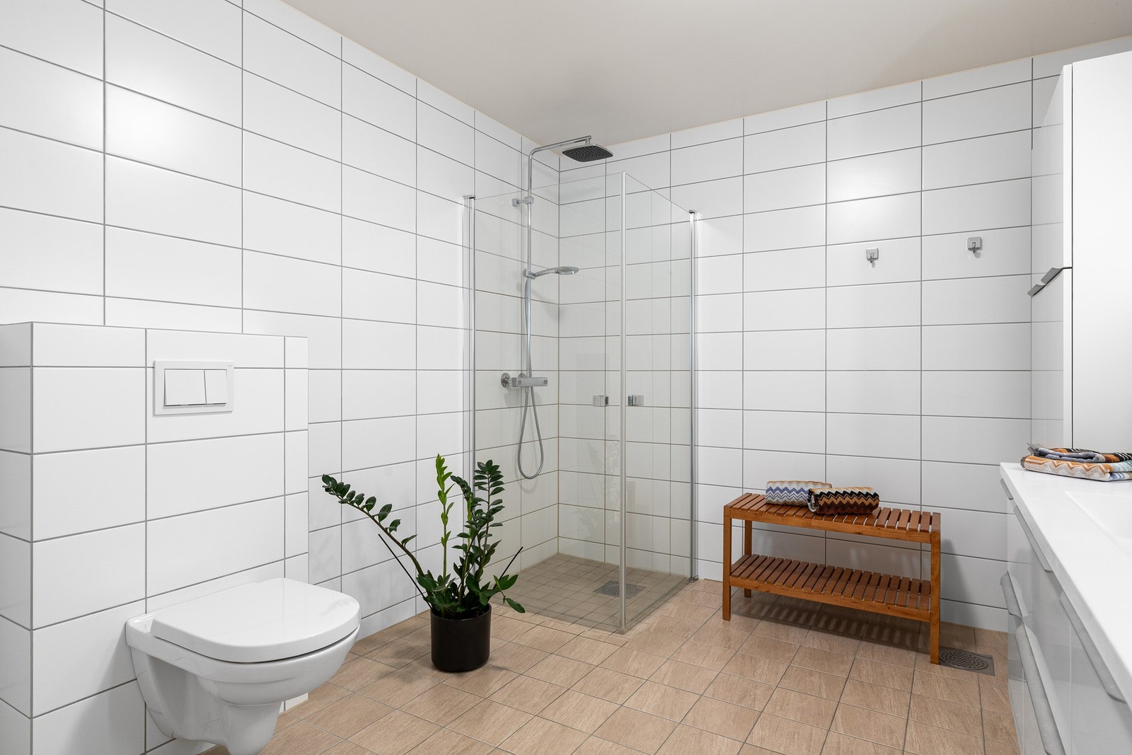 Badet i underetasjen holder samme stil som det andre badet med flislagte overflater på både gulv og vegger. Galleribilde