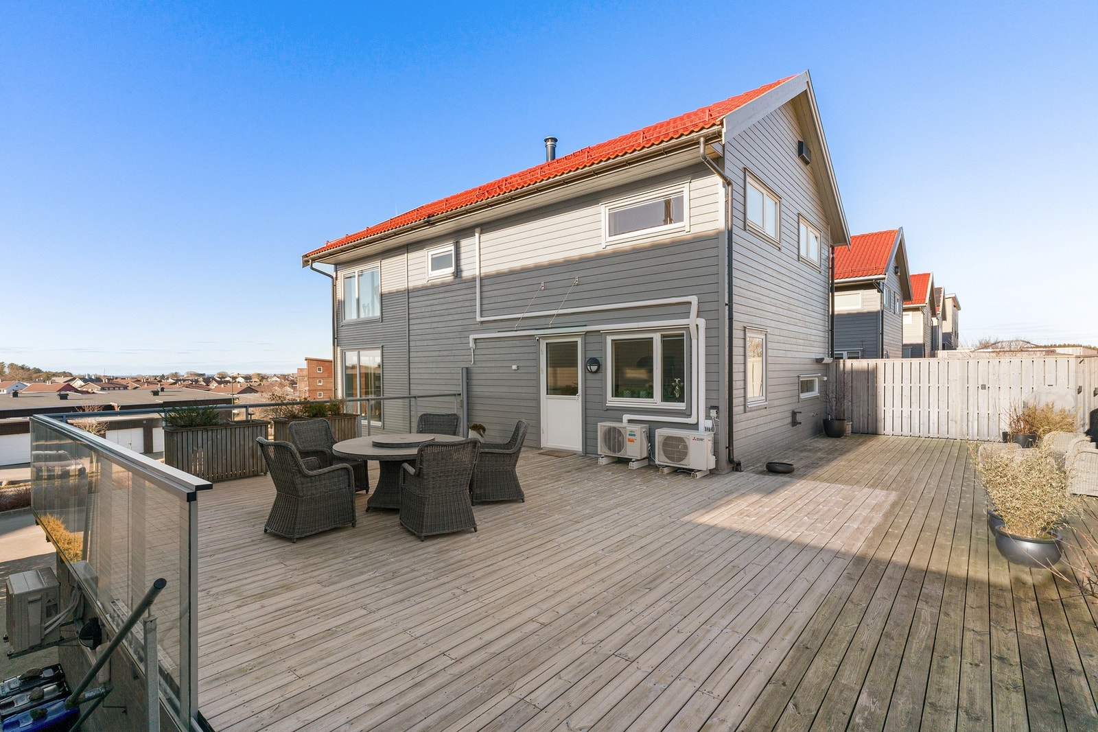 Fra kjøkkenet har boligen utgang til en romslig terrasse. Galleribilde