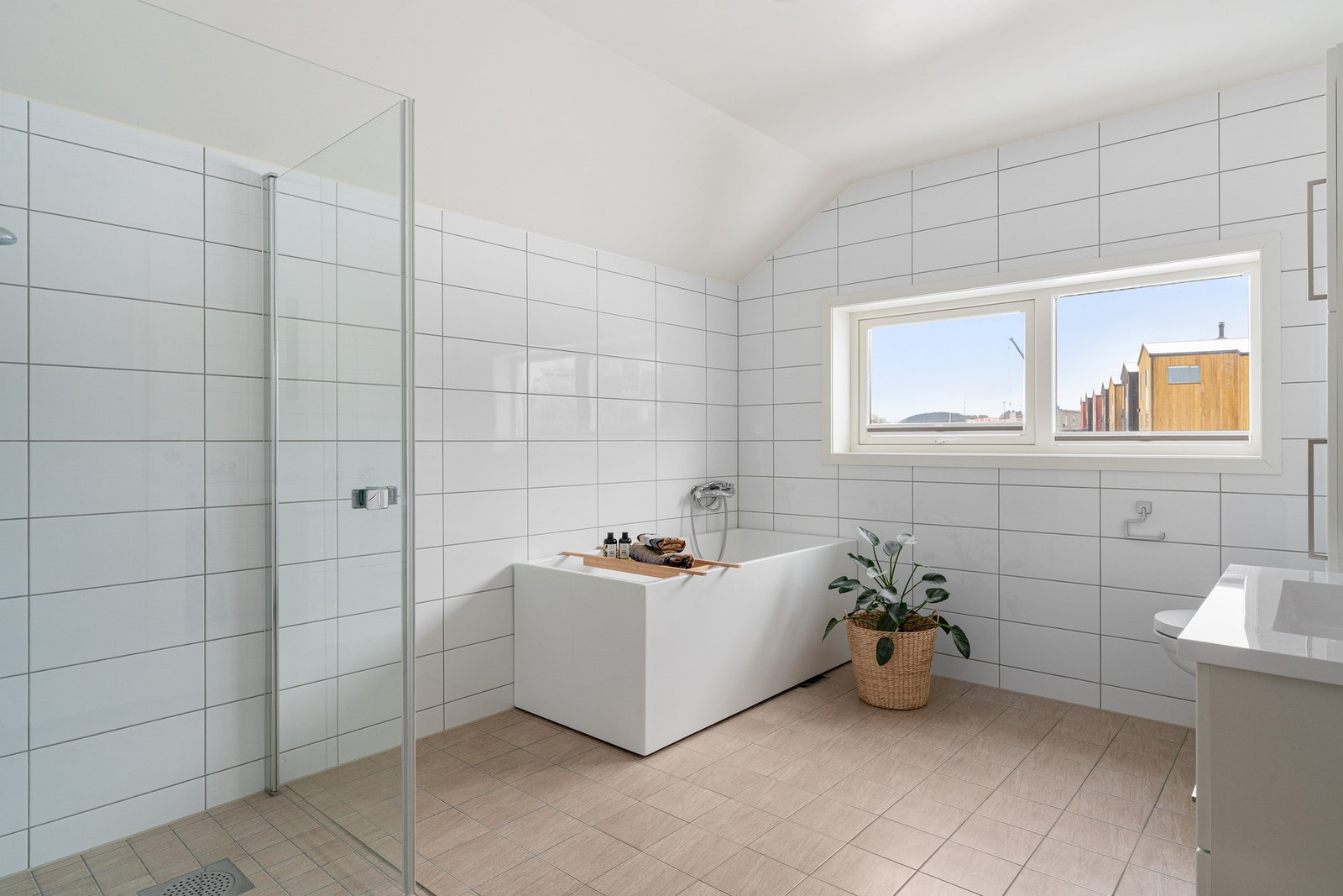 Innredningen består av en praktisk baderomsinnredning med nedfelt servant, høyskap, vegghengt toalett og dusjhjørne med innfellbare glassdører. Det er også opplegg for badekar. Galleribilde
