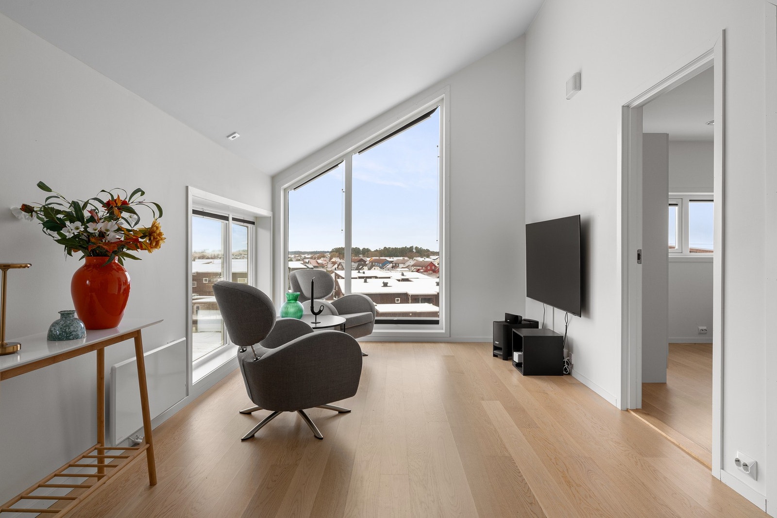 I loftstuen har man også store vindusflater. Galleribilde