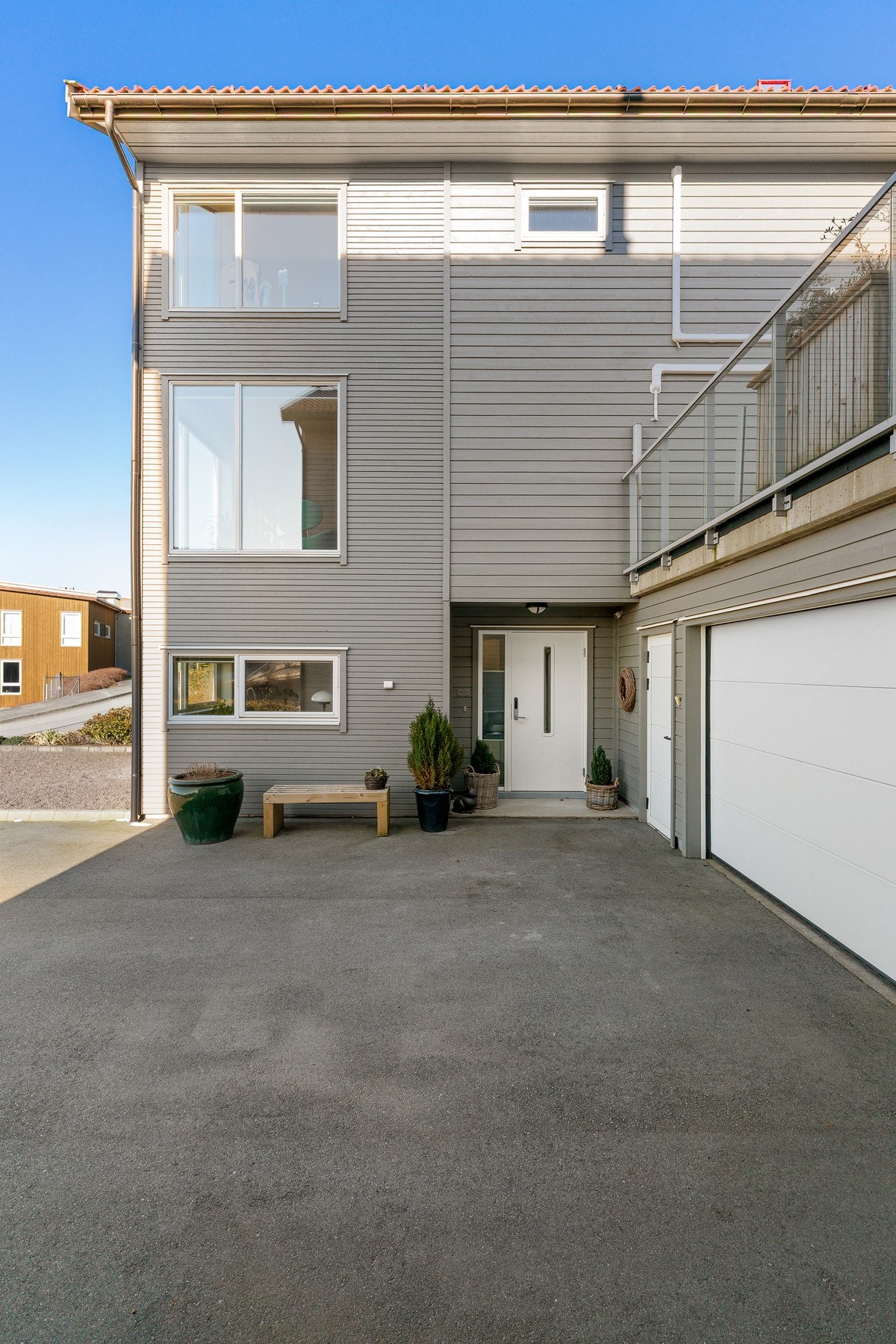 Boligen har en hovedinngang og en biinngang med adkomst fra garasjen. Galleribilde