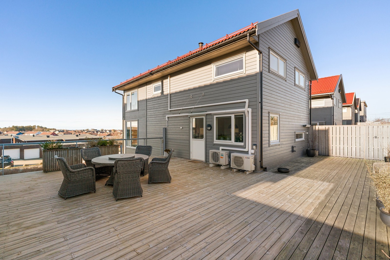Fra kjøkkenet har man utgang til boligens terrasse. Galleribilde