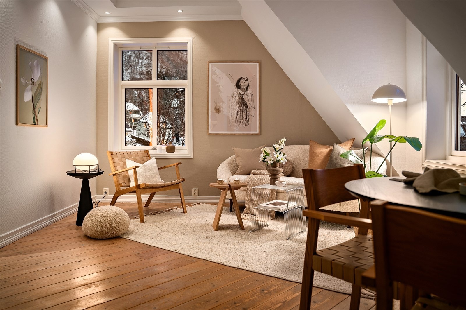 Velkommen til Lappen 36, en flott 3-roms selveier hjørneleilighet med tilliggende loftsrom Galleribilde