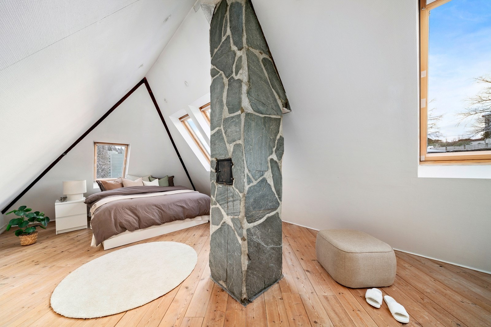 Loftsrommet er på 17m² og er ikke godkjent som oppholdsrom pga manglende alternativ rømningsvei direkte til det fri. På loftrommet er det et kott/bod. Galleribilde